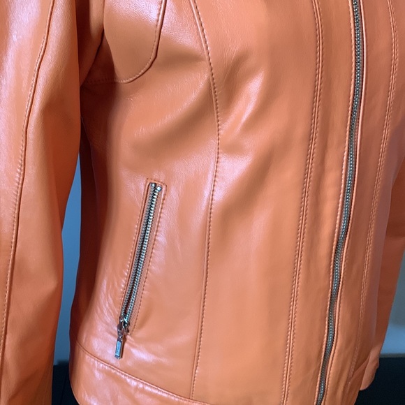 Leather jacket beautifully lined zipper detail on sleeve - Picture 4 of 10
